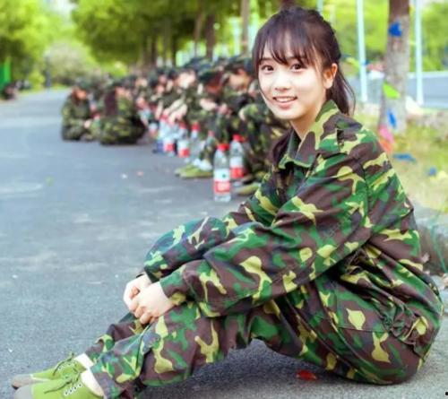 吃瓜军训女孩白色吊带,军训女孩白色吊带下的青春风采