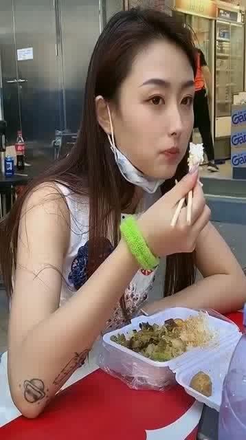 郑州女神吃瓜事件,网络热议背后的真相揭秘  第3张