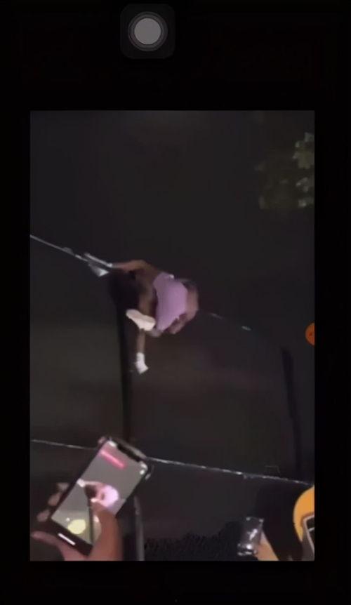 教室栏杆吃瓜视频,揭秘教室里的趣味一幕  第1张