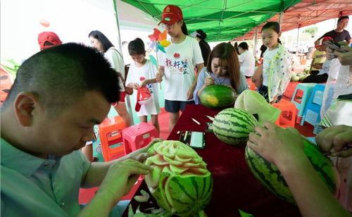 教室栏杆吃瓜视频,揭秘教室里的趣味一幕  第2张