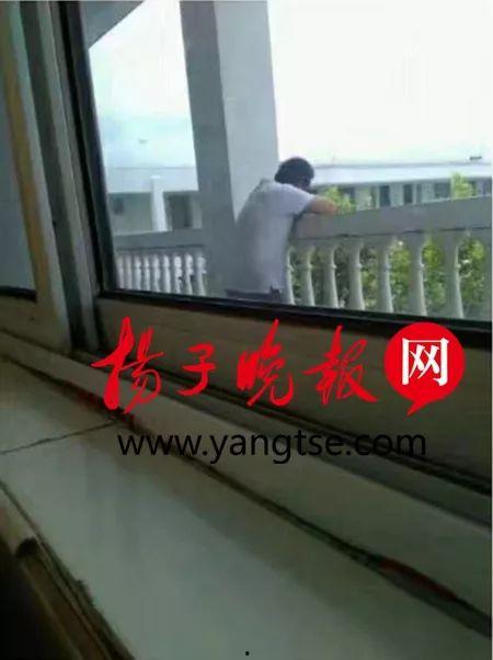 教室栏杆吃瓜视频,揭秘教室里的趣味一幕  第3张