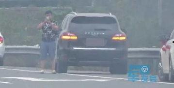 高速堵车吃瓜群众,吃瓜群众围观奇观  第3张