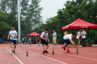 操场情侣吃瓜,校园爱情的甜蜜与争议 第1张 操场情侣吃瓜,校园爱情的甜蜜与争议 第1张