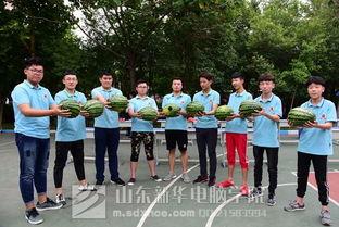 学生围观吃瓜,一场“吃瓜”盛宴背后的青春故事  第1张