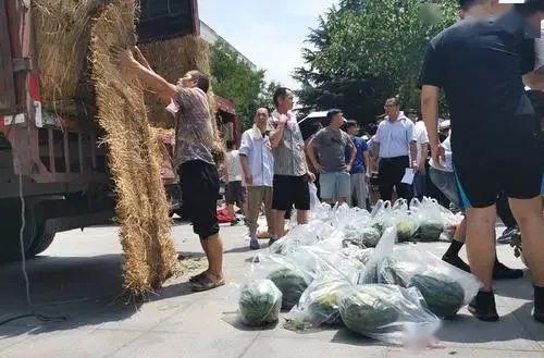 学生围观吃瓜,一场“吃瓜”盛宴背后的青春故事  第3张