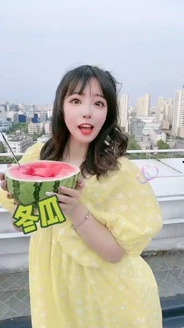 兄妹在天台吃瓜,夏日闲情话家常  第3张