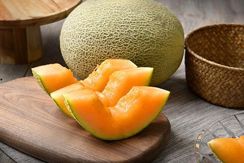 十岁女孩夏季吃哈密瓜,十岁女孩的哈密瓜美味之旅  第3张