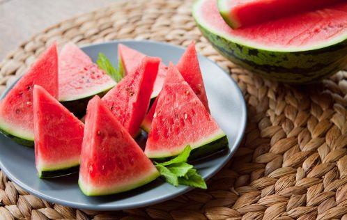 小板凳坐着吃瓜,共享夏日吃瓜乐趣  第3张